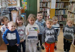 Dzieci z najmłodszej grupy z wizytą w Miejskiej Bibliotece.